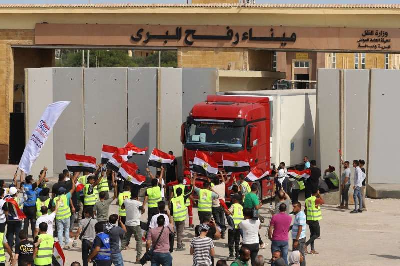 «قطرة قطرة».. مساعدات غزة رهينة هذه الصعوبات