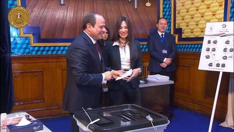 الرئيس المصري عبد الفتاح السيسي يدلي بصوته في الانتخابات