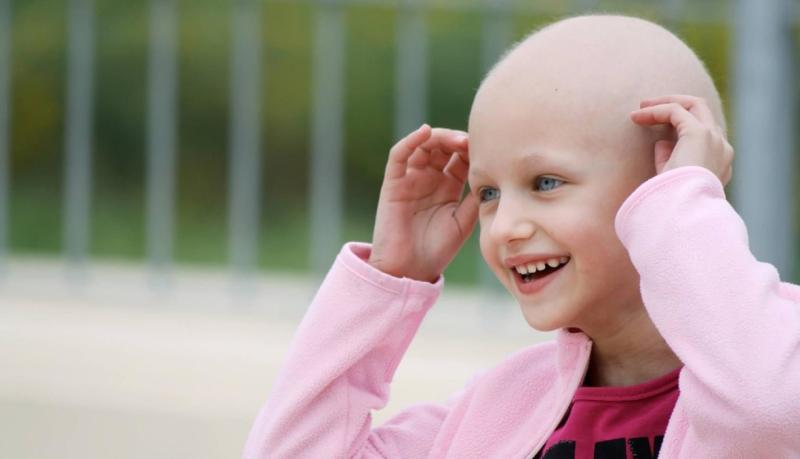 ما حكم التبرع بالشعر للأطفال المرضى بالسرطان؟ إجابة شرعية