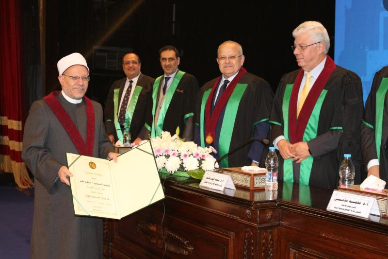وزير التعليم العالي يكرِّم المفتي في عيد العلم الثامن عشر