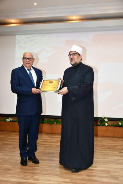 بالصور.. وزير الأوقاف يكرِّم الفائزين بجائزة التميز الوظيفي ببور سعيد