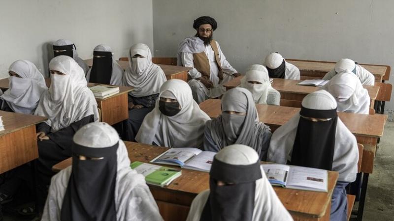 طالبان تعتقل عددًا من النساء بسبب ”الحجاب السيئ”