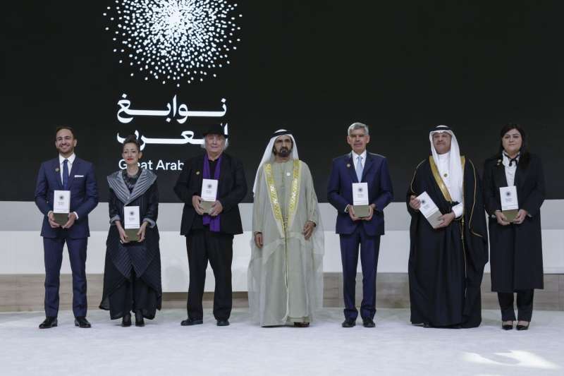 محمد بن راشد يكرّم الفائزين بالدورة الأولى من مبادرة نوابغ العرب
