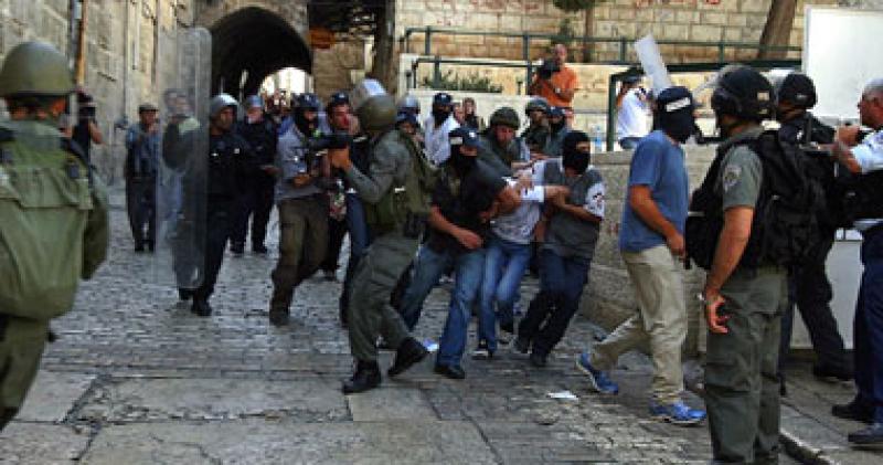 مُستوطنون يقتحمون المسجد الأقصى في حماية شرطة الاحتلال الإسرائيلي