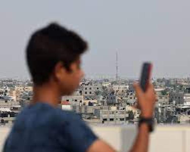 اليوم الثامن على التوالي.. استمرار انقطاع خدمات الاتصال والإنترنت عن قطاع غزة
