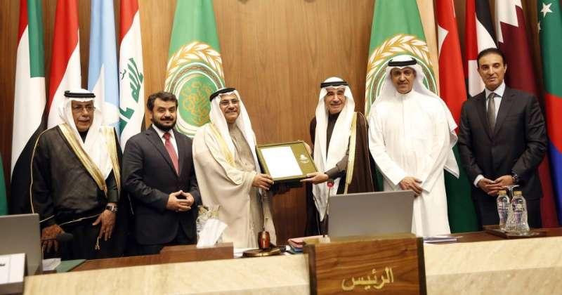البرلمان العربي يكرم الشاعر الكويتي عبد العزيز سعود