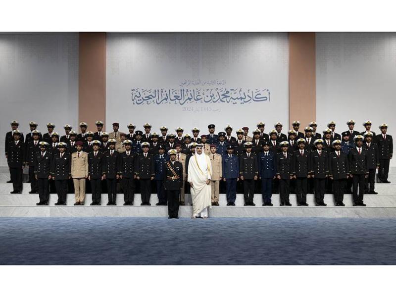 أمير قطر يشهد حفل تخريج الأكاديمية البحرية
