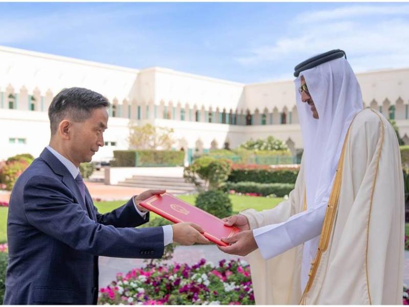 أمير قطر يتسلم أوراق اعتماد سفراء جدد 