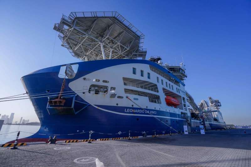 أكبر سفينة في العالم لمد كابلات الطاقة تبدأ ربط حقول «أدنوك» الإماراتية بالشبكة الكهربائية