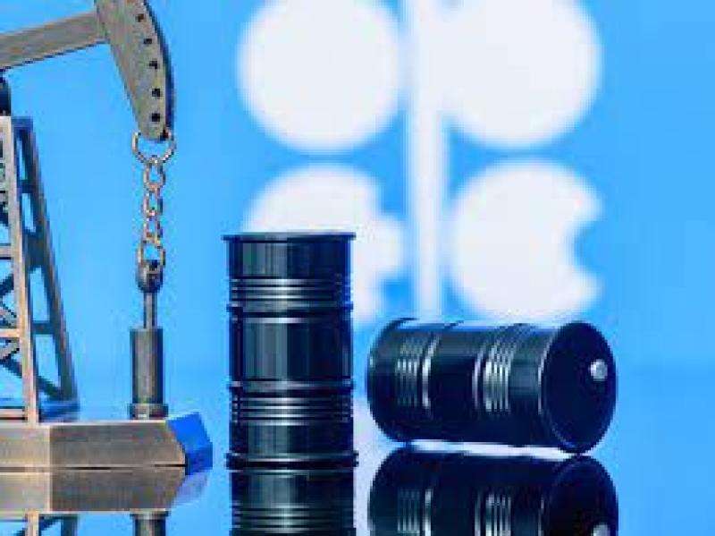 النفط يواصل الخسائر مع توترات الشرق الأوسط