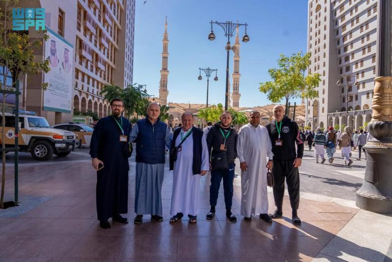 ضيوف برنامج خادم الحرمين الشريفين يؤدون صلاة الجمعة بالمسجد النبوي الشريف