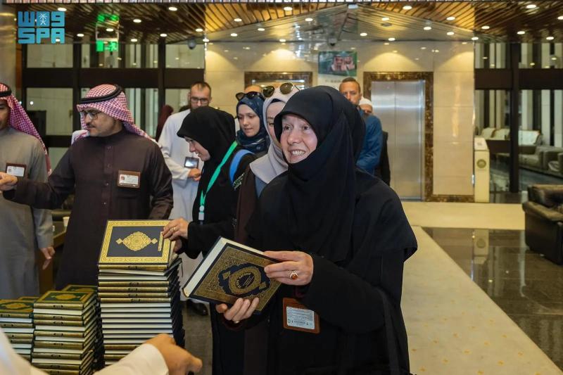ضيوف برنامج خادم الحرمين يزورون مجمع الملك فهد لطباعة المصحف الشريف بالمدينة المنورة