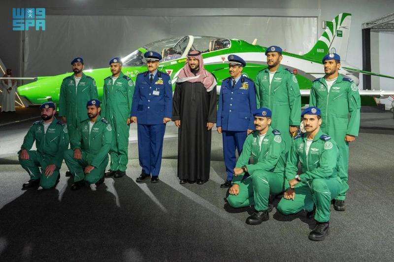 وزير الدفاع السعودي مع طاقم العمل  