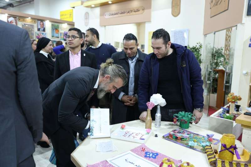 ممثل الأمم المتحدة للطفولة يزور جناح الأزهر بمعرض الكتاب.. وإشادة بكتاب «الأطفال يسألون الإمام»