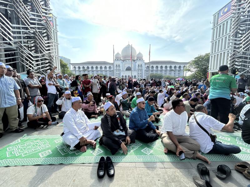 حشود حزب إسلامي...أمام محكمة ماليزيا بعد صدور قرار بإبطال 12 قانون شريعي إسلامي