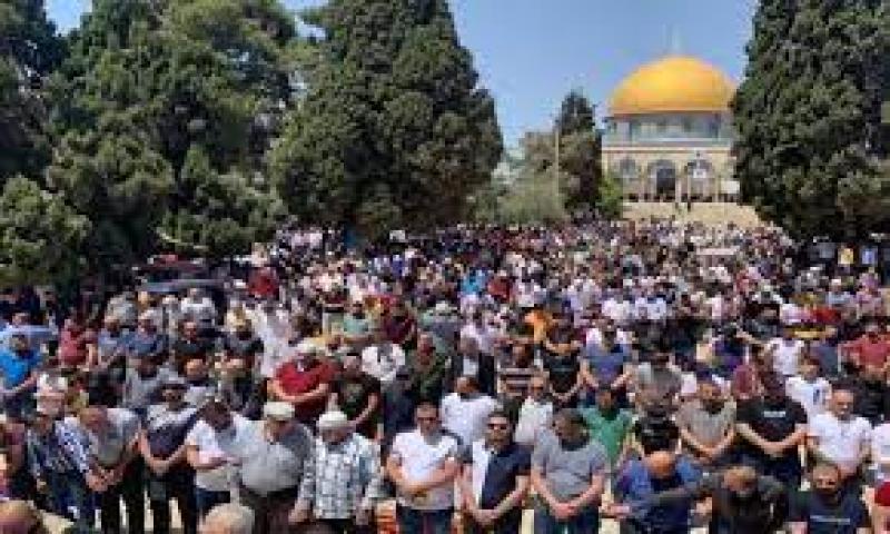 ”أوقاف القدس”: 30 ألف مصلٍ يؤدون صلاة الجمعة بالمسجد الأقصى