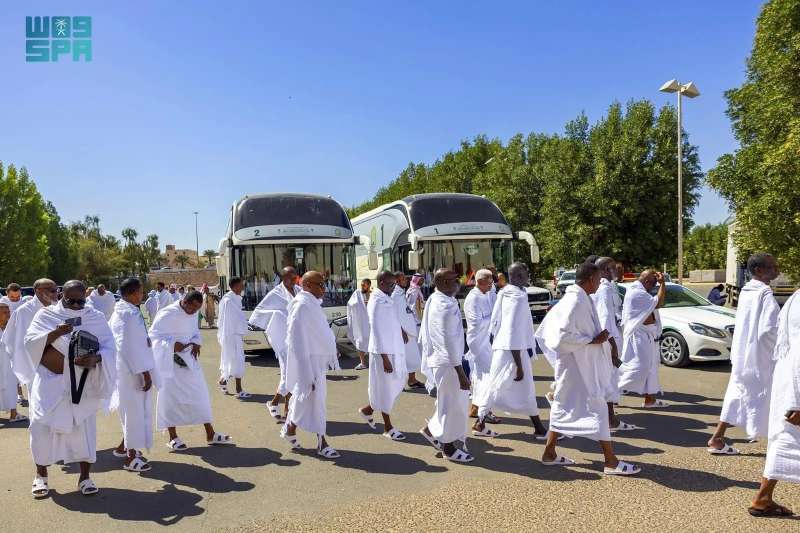 الدفعة الثالثة من ضيوف خادم الحرمين الشريفين للعمرة تغادر المدينة المنورة متوجهة إلى مكة المكرمة