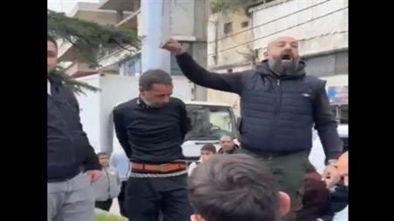 فيديو يشعل الجدل في لبنان..ربط سوري بعامود في الشارع ومعاقبته بوحشية