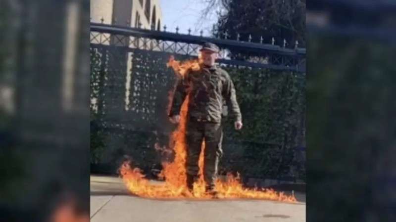 لدعم غزة.. جندي أمريكي يشعل النيران بجسده أمام السفارة الإسرائيلية (فيديو)