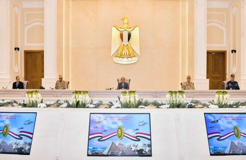 الرئيس المصري يجتمع مع وزير الدفاع ورئيس أركان حرب القوات المسلحة