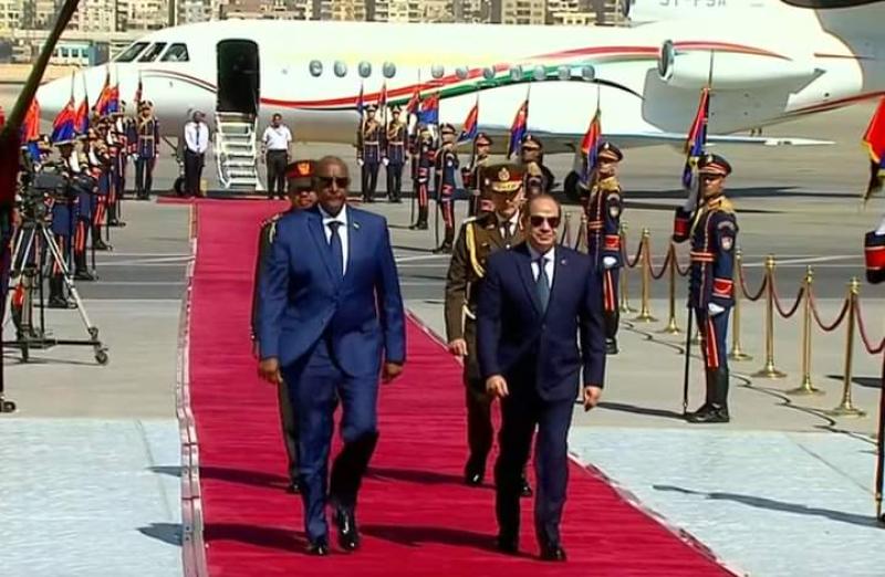 الرئيس المصري يستقبل رئيس مجلس السيادة السودانى بمطار القاهرة الدولي