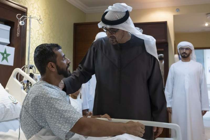 رئيس الإمارات يطمئن على صحة أحد مصابي العمل الإرهابي في الصومال
