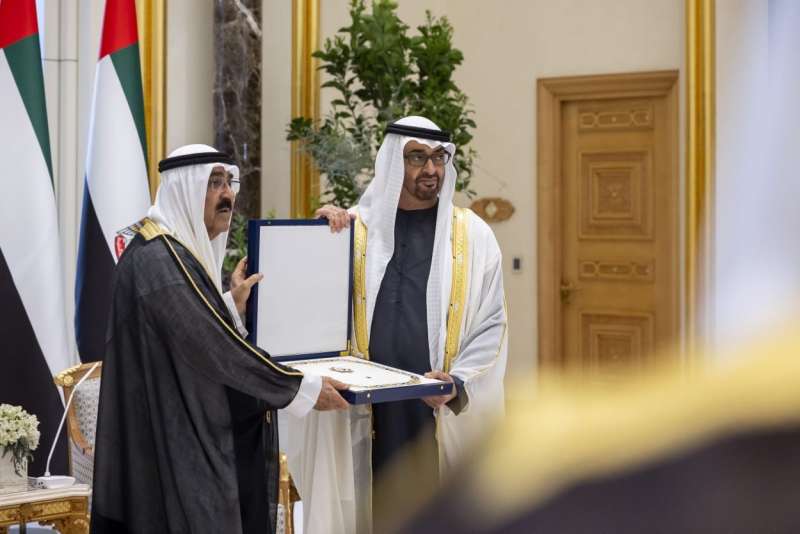 رئيس الإمارات يمنح أمير الكويت وسام زايد الذي يهديه قلادة مبارك الكبير