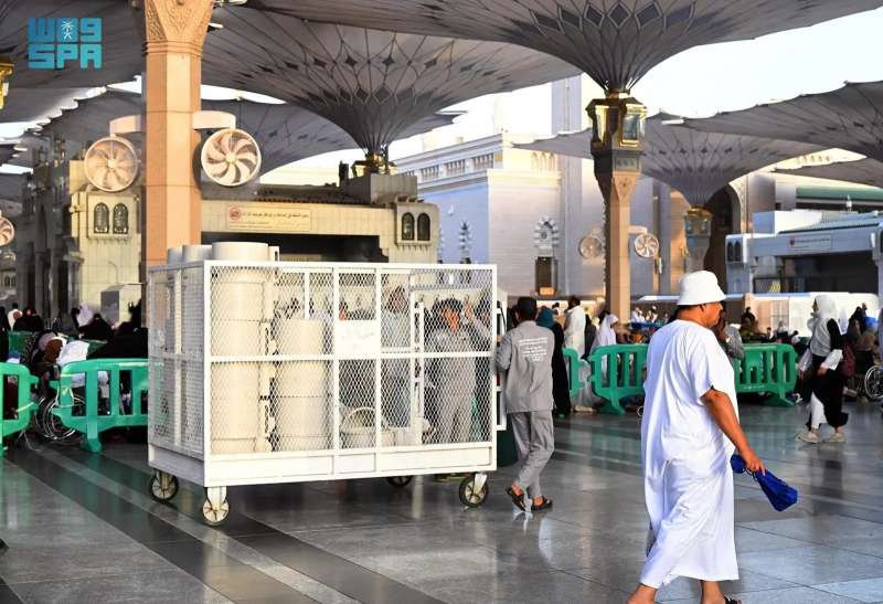 1490 عامل ينفذون أعمال التنظيف لـ 1.3 مليون متر في المسجد النبوي