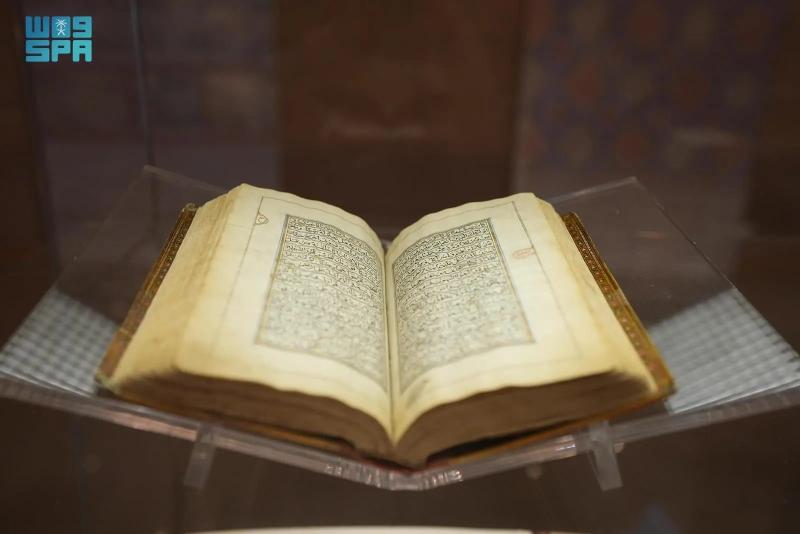 مكتبة الملك عبدالعزيز العامة تطلق معرضاً للمصاحف المذهبة والمزخرفة وتبرز جماليات الفنون الإسلامية
