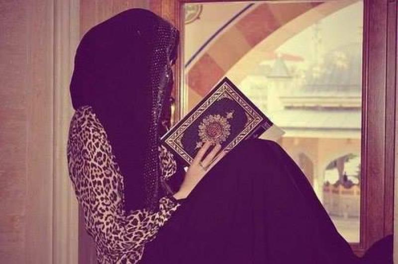إمرأة تقرأ القرآن