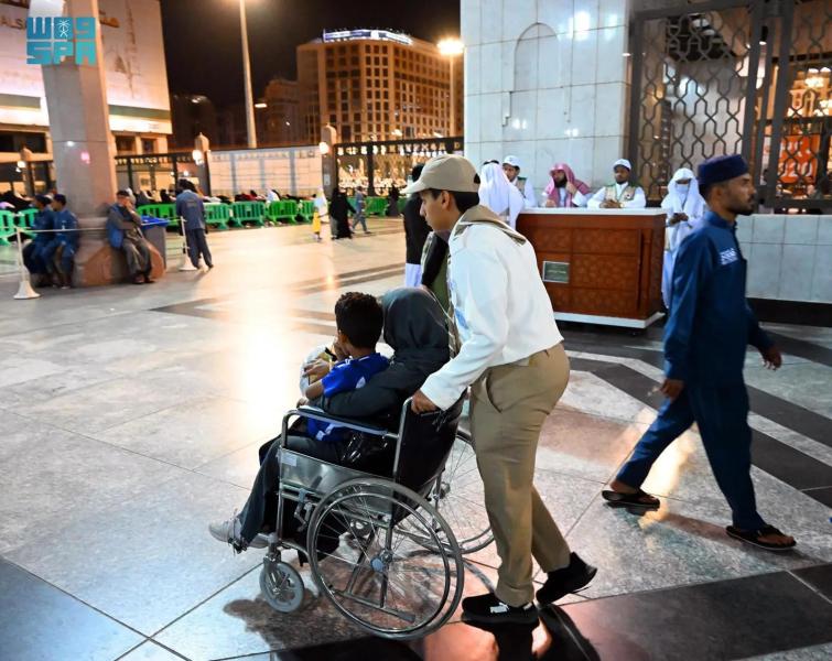 سواعد العطاء ترسم مشاهد البذل والإنسانية في رحاب المسجد النبوي