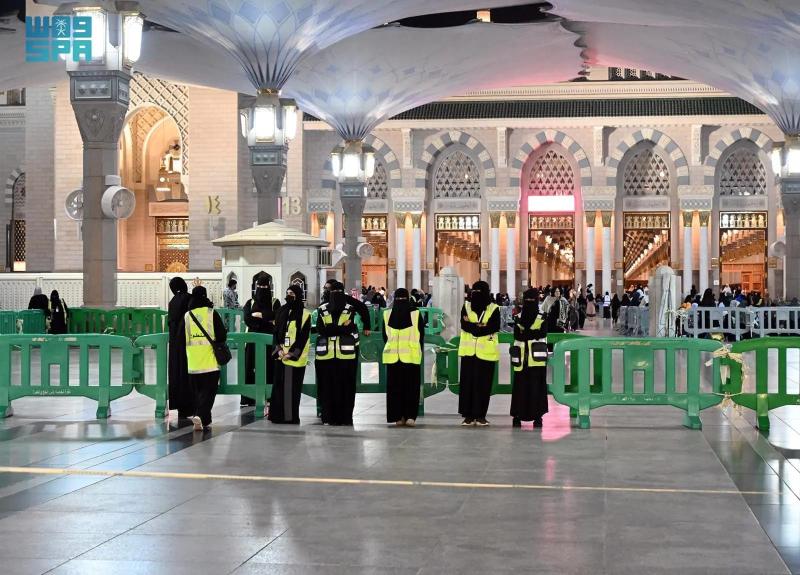 أكثر من 1100 طالب وطالبة بجامعة طيبة يقدمون خدمات تطوعية للمصلين بالمسجد النبوي في رمضان