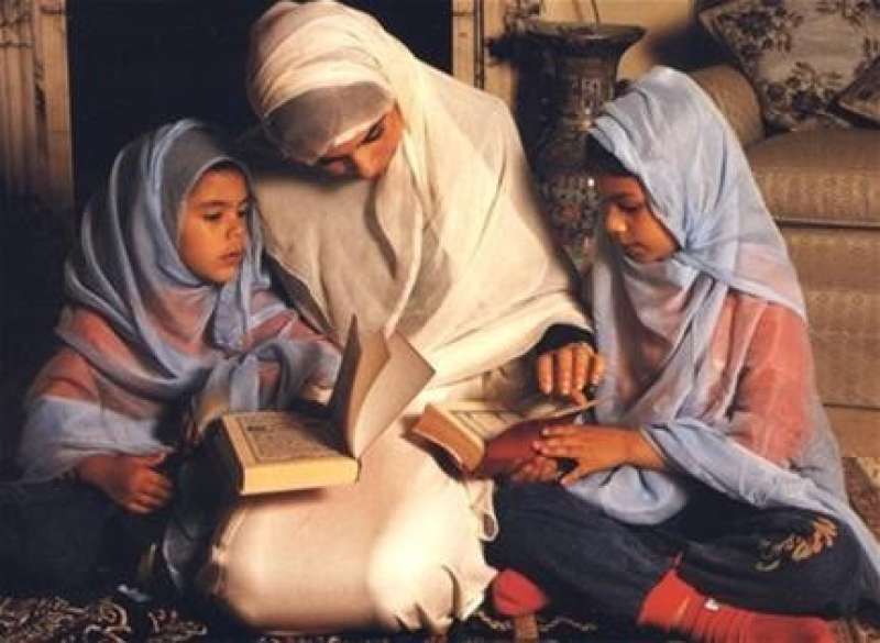 في يوم عيدها.. الدين الإسلامي كرم الأم.. وطاعتها من طاعة الله