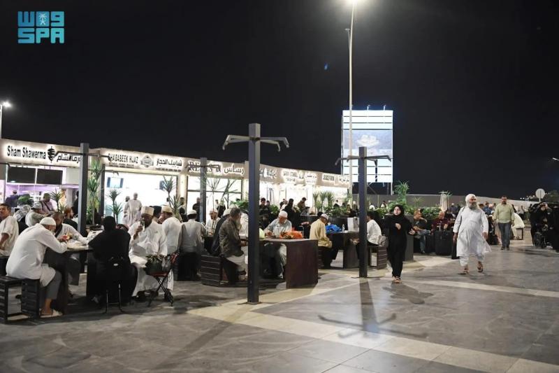 مساحات مفتوحة جوار المسجد النبوي تجمع آلاف الزائرين من مختلف الجنسيات في ليالي رمضان