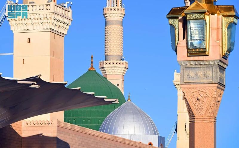 قباب المسجد النبوي.. ضخامة الإنشاء وسهولة الحركة