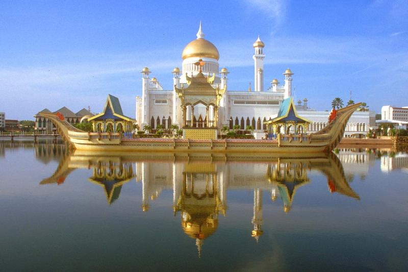 مسجد السلطان عمر سيف الدين.. جوهرة ذهبية تتلألأ على مياه بروناي