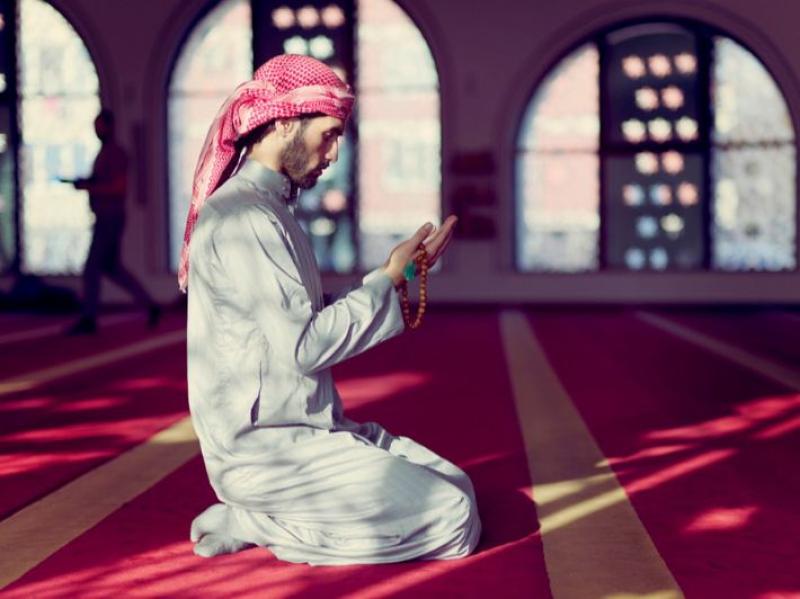 حكم الصلاة علي سيدنا محمد ﷺ بين ركعتين الصلاة