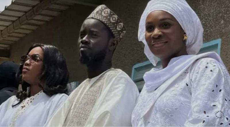 رئيس السنغال مع زوجتيه