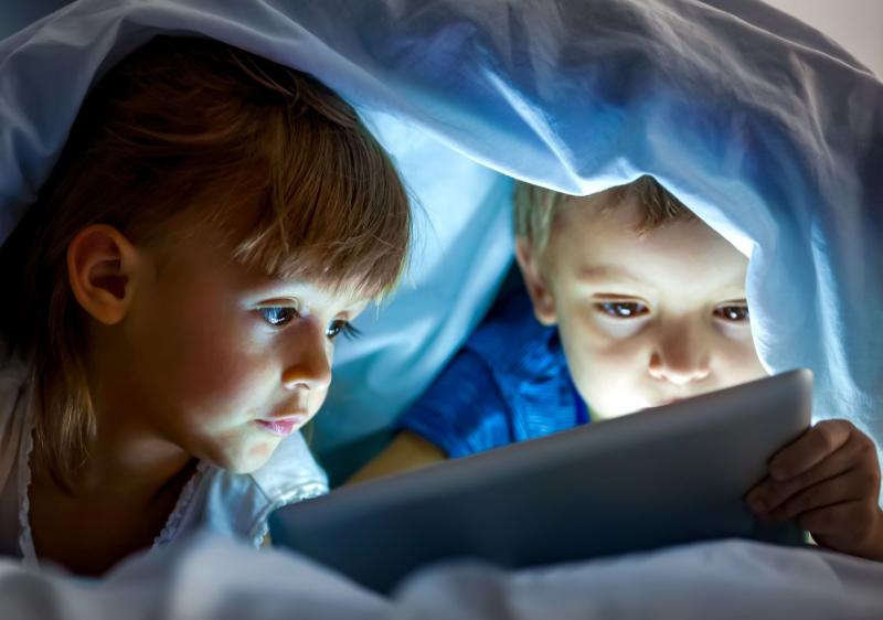 دراسة تحذر: تمضية الأطفال وقتا طويلا أمام شاشات الأجهزة الإلكترونية يؤثر على التطور اللغوي