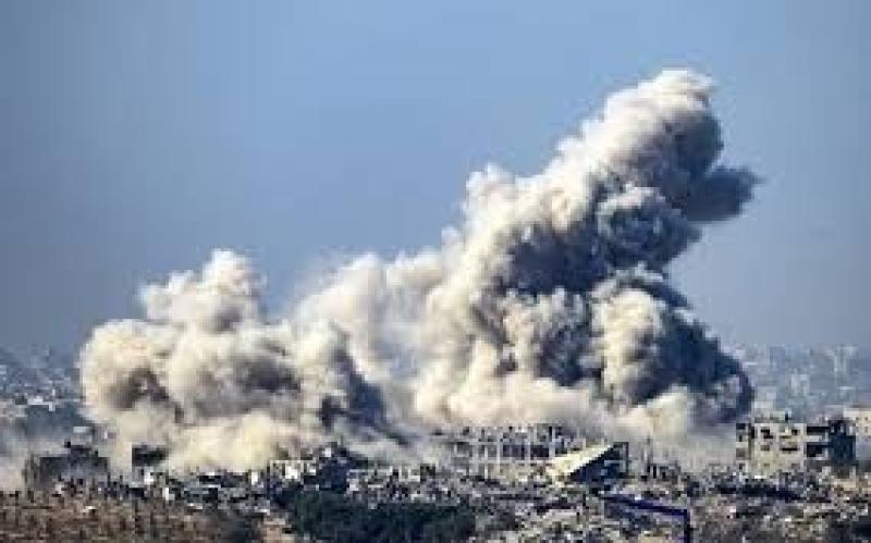 حماس ترفض التنازل والاحتلال يحرق الخيام.. آخر تطورات الأزمة في غزة