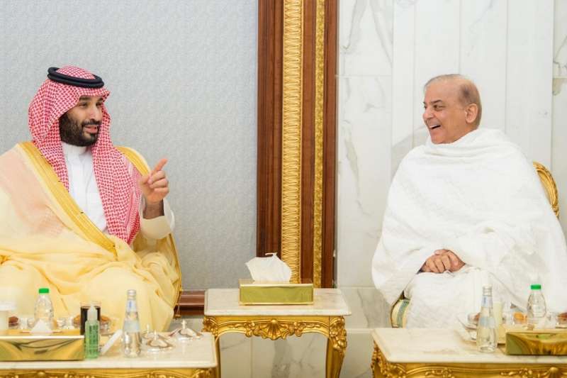 أول رحلة خارجية.. رئيس الوزراء الباكستاني يزور السعودية ويلتقي ولي العهد