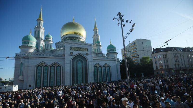 مفتي موسكو: 200 ألف يقيمون صلاة عيد الفطر في روسيا