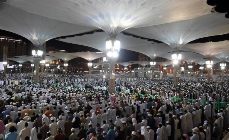 في ليلة ختم القرآن: 400 ألف مصل بالمسجد النبوي في اجواء من الإخاء و السكينة
