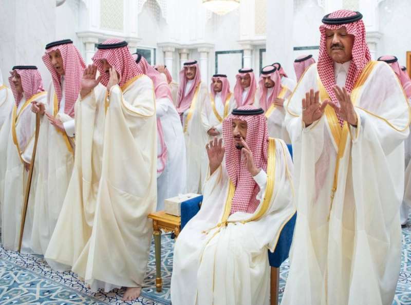 خادم الحرمين يؤدي صلاة عيد الفطر في قصر السلام بجدة