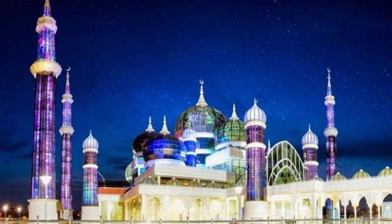 «مسجد الكريستال» تحفة فنية في ماليزيا تستوعب 15 ألف مصل