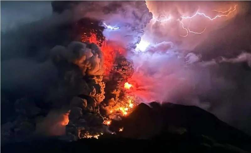 إندونيسيا تحت رحمة ”حلقة النار”: بركان روانغ ينفجر غاضبًا ويجبر سكان جزيرة على الفرار