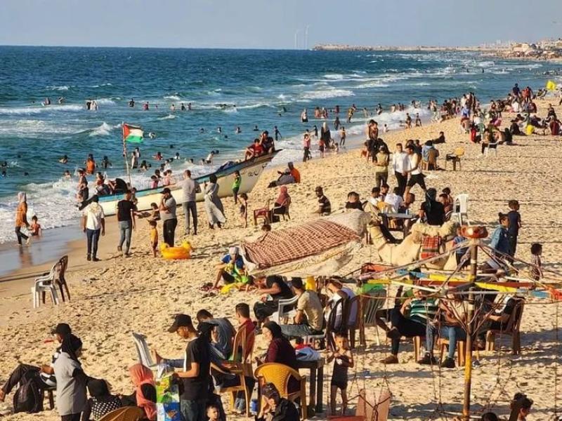 البحر متنفس نازحي غزة من حرب الإبادة