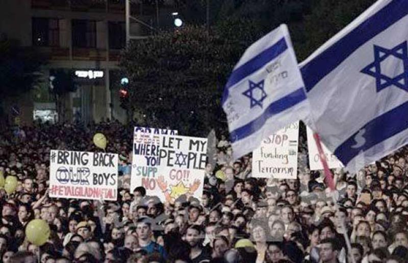 مظاهرات في تل أبيب تطالب بإجراء انتخابات مبكرة وإبرام صفقة تبادل للمحتجزين فوراً