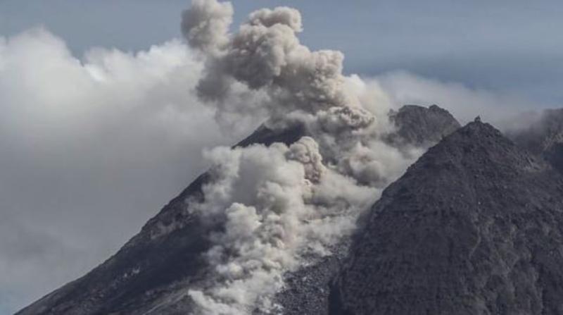 حلقة النار تشعل إندونيسيا.. ثوران بركان جبل «إيبو» يجبر آلاف السكان على الإخلاء