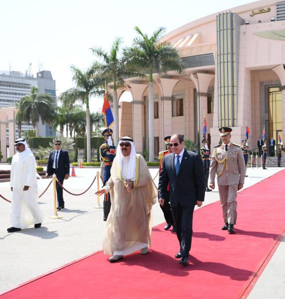 الرئيس السيسي يودع أمير الكويت بعد زيارته الأولى لمصر